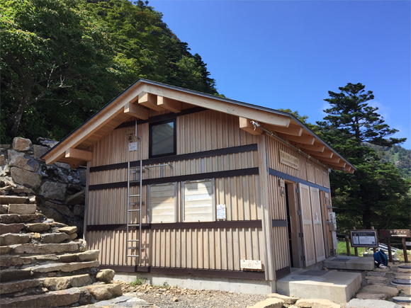 石鎚山公衆トイレ休憩所（環境配慮型トイレ）